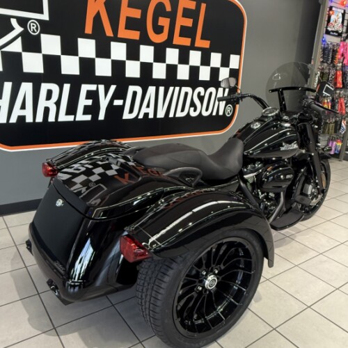 2024 Harley-Davidson® Freewheeler® Vivid Black thumb 2
