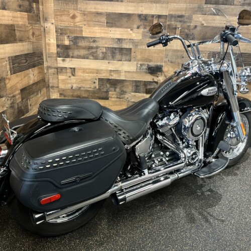 2021 Harley-Davidson® Heritage Classic 107 Vivid Black FLHC thumb 2