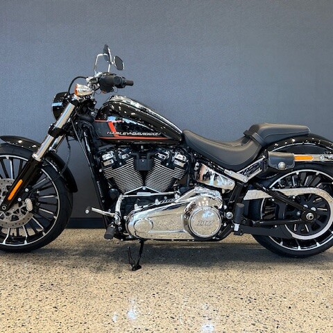 2024 Harley-Davidson® Breakout™ 117 Vivid Black thumb 0