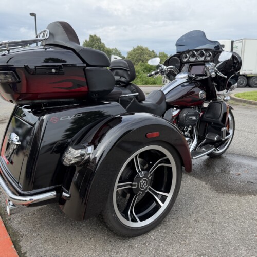 2022 Harley-Davidson® CVO™ Tri Glide® Dante’s Red Fade thumb 1