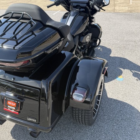 2026 Harley-Davidson® Street Glide 3 Limited Vivid Black Black Trim thumb 3