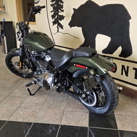 2026 Harley-Davidson® Street Bob® Olive Steel Metallic Chrome Laced Wheels thumb 2