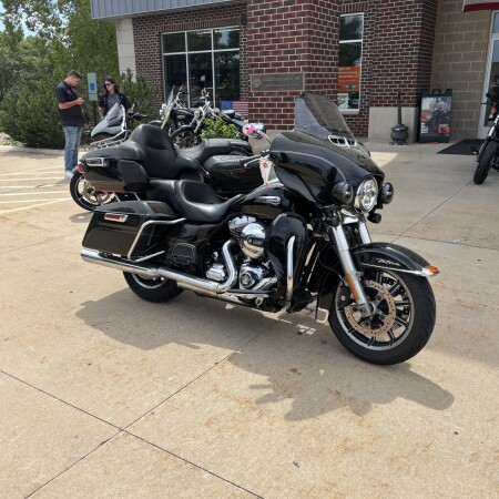 2016 Harley-Davidson® Electra Glide® Ultra Classic® Vivid Black thumb 3