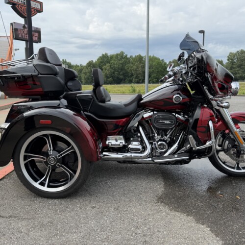 2022 Harley-Davidson® CVO™ Tri Glide® Dante’s Red Fade thumb 2