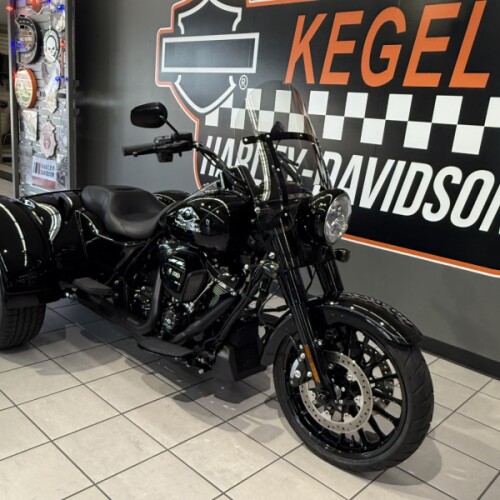 2024 Harley-Davidson® Freewheeler® Vivid Black thumb 3