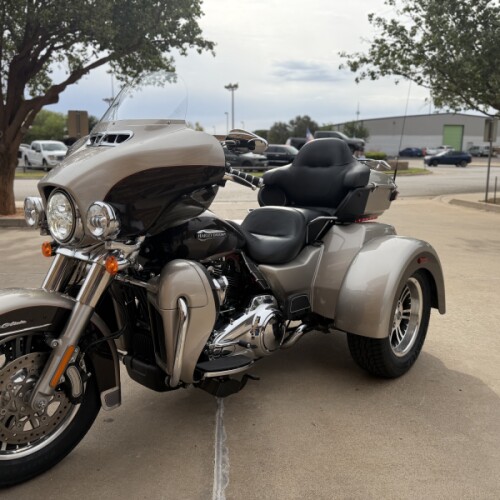 2018 Harley-Davidson® Tri Glide® Ultra Silver Fortune/Sumatra Brown thumb 0