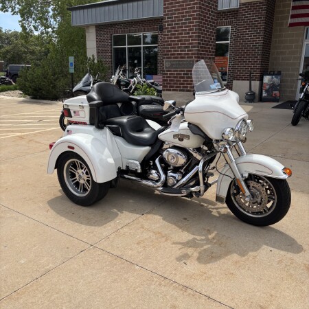 2013 Harley-Davidson® Tri Glide™ Ultra Classic® White thumb 3