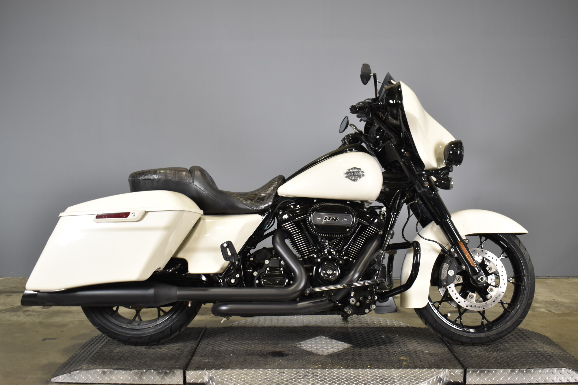 2022 Harley-Davidson® Street Glide® Special White Sand Pearl 2022 Harley-Davidson® Street Glide® Special White Sand Pearl