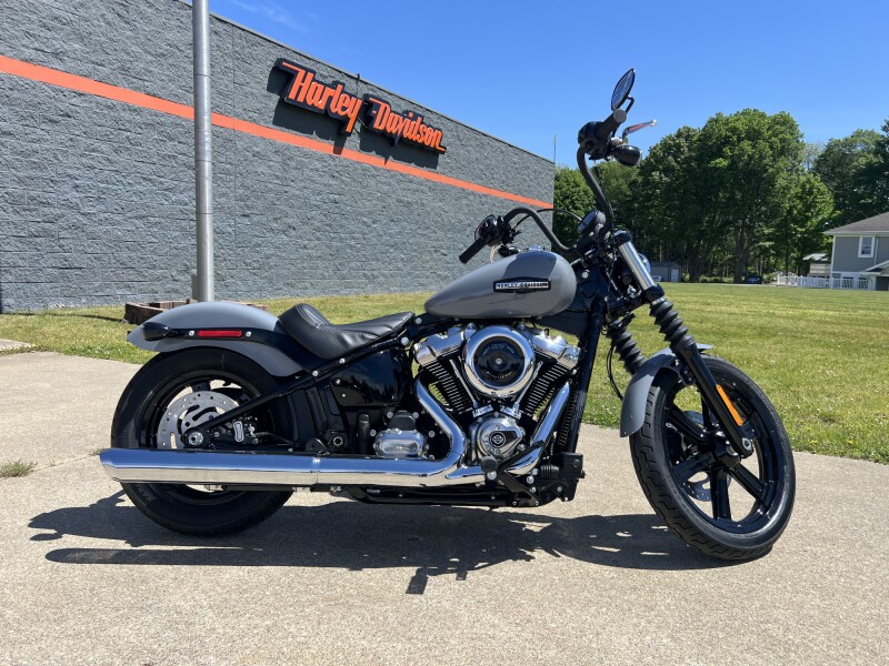 2026 Harley-Davidson® Street Bob® Dark Billiard Gray Chrome Solo Cast Wheels