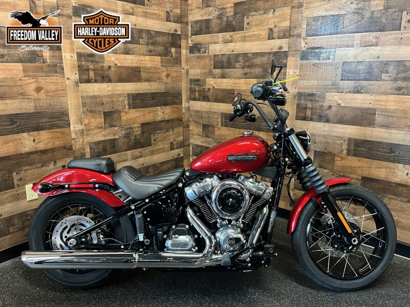 2026 Harley-Davidson® Street Bob® Aurora Blue Denim Chrome Laced Wheels FXBB