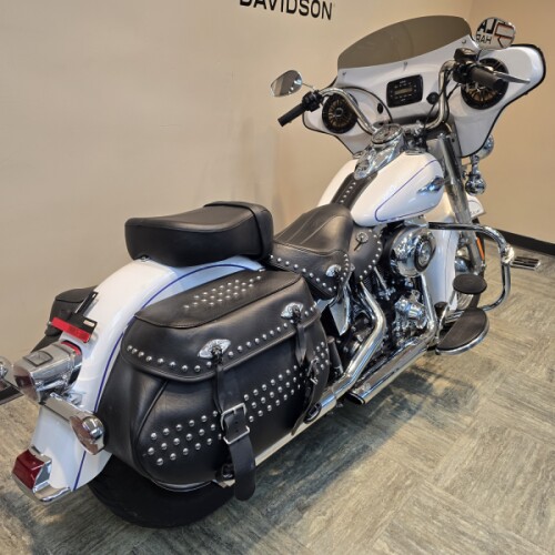2013 Harley-Davidson® Heritage Softail® Classic White Hot Pearl FLSTC thumb 3