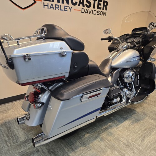 2011 Harley-Davidson® Road Glide® Ultra Brilliant Silver FLTRU thumb 3