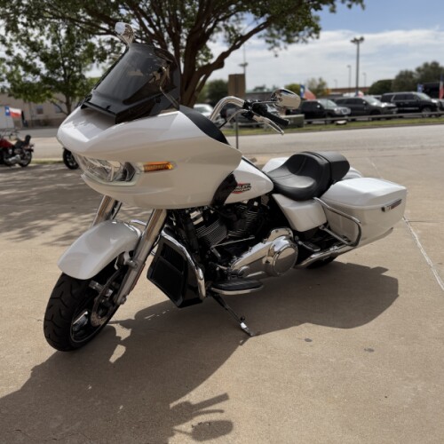 2024 Harley-Davidson® Road Glide® White Onyx Pearl thumb 0