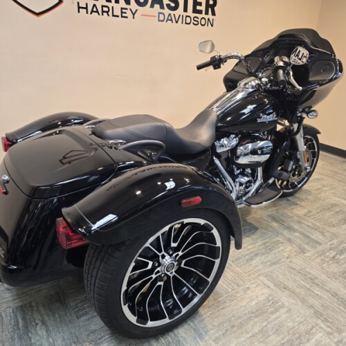 2024 Harley-Davidson® Road Glide® 3 Vivid Black FLTRT thumb 3