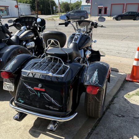2015 Harley-Davidson® Freewheeler™ Vivid Black thumb 3