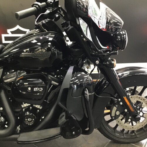 2025 Harley-Davidson® Tri Glide® Ultra Vivid Black thumb 3