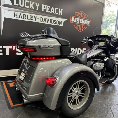 2017 Harley-Davidson® Tri Glide® Ultra Two-Tone Billet Silver/Vivid Black thumb 1