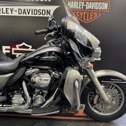 2017 Harley-Davidson® Tri Glide® Ultra Two-Tone Billet Silver/Vivid Black thumb 3