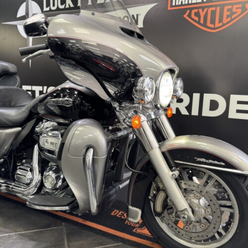 2017 Harley-Davidson® Tri Glide® Ultra Two-Tone Billet Silver/Vivid Black thumb 2