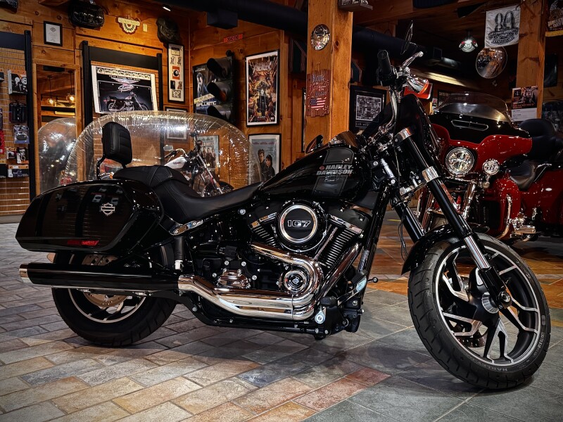 2021 Harley-Davidson® Sport Glide® Vivid Black Deluxe