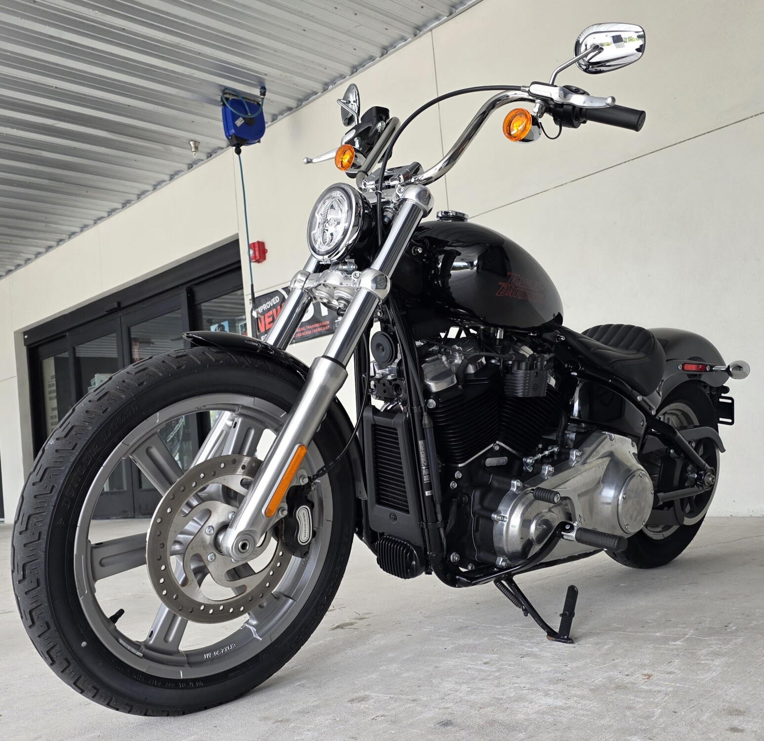 2023 Harley-Davidson® Softail® Standard Vivid Black, photo 9