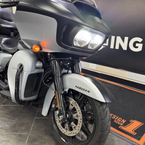 2020 Harley-Davidson® Road Glide® Limited Barracuda Silver Denim/Black Denim thumb 3