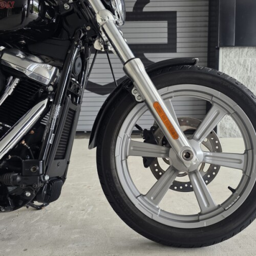 2023 Harley-Davidson® Softail® Standard Vivid Black thumb 2