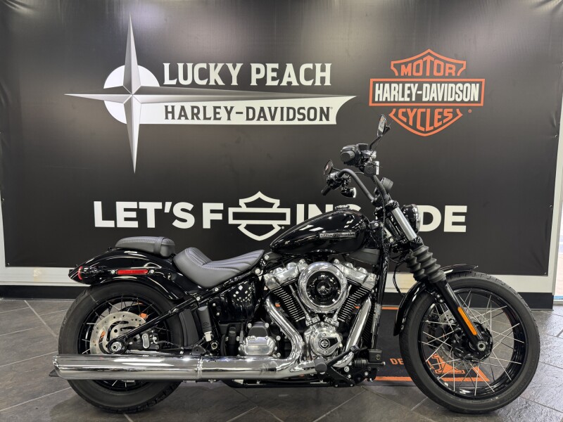 2026 Harley-Davidson® Street Bob® Vivid Black Chrome Laced Wheels