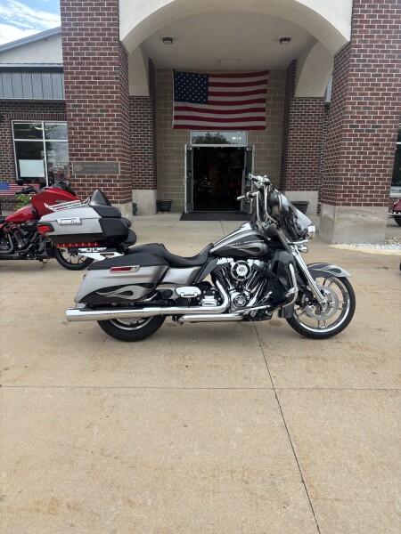 2014 Harley-Davidson® Ultra Limited CUSTOM SILVER AND CARBON