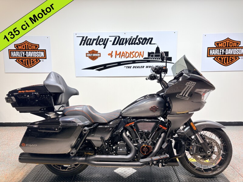 2025 FLTRXSE Harley-Davidson® CVO™ Road Glide® Raven Fade 135 Motor