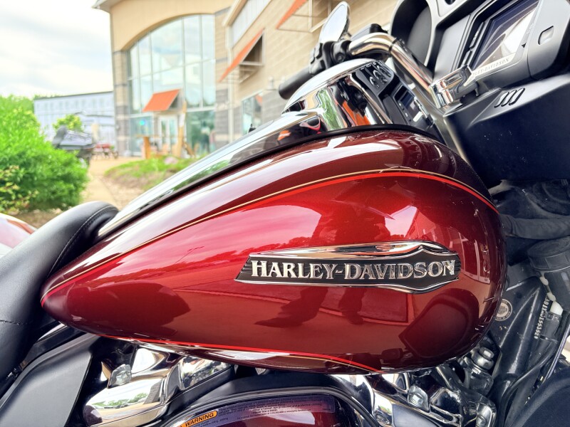 2017 FLHTCUTG Harley-Davidson® Tri Glide® Ultra Two-Tone Mysterious Red Sunglo/Velocity Red Sunglo