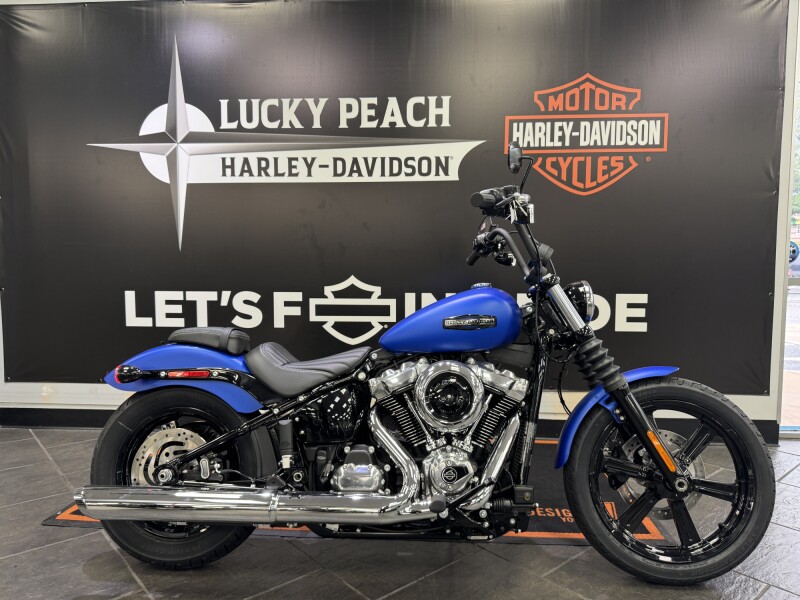 2026 Harley-Davidson® Street Bob® Aurora Blue Denim Chrome Cast Wheels