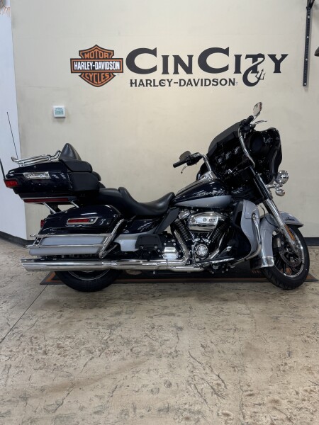 2019 Harley-Davidson<sup>®</sup> Ultra Limited Low Midnight Blue/Barracuda Silver FLHTKL