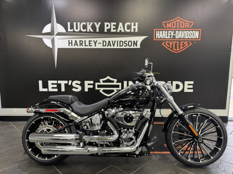 2026 Harley-Davidson® Breakout® Vivid Black Chrome Trim