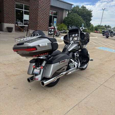2014 Harley-Davidson® Ultra Limited CUSTOM SILVER AND CARBON thumb 2