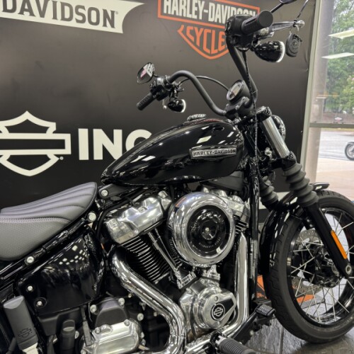 2026 Harley-Davidson® Street Bob® Vivid Black Chrome Laced Wheels thumb 1