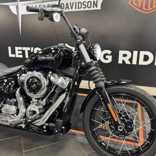 2026 Harley-Davidson® Street Bob® Vivid Black Chrome Laced Wheels thumb 3