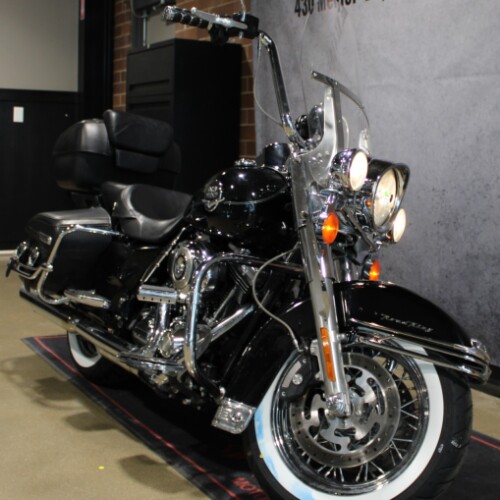 2010 Harley-Davidson® Road King® Classic Vivid Black FLHRC thumb 3