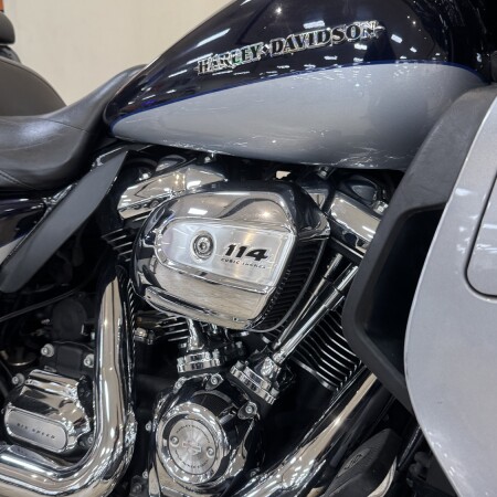 2019 Harley-Davidson<sup>®</sup> Ultra Limited Low Midnight Blue/Barracuda Silver FLHTKL thumb 1