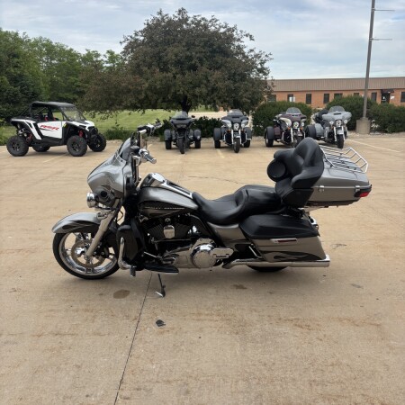 2014 Harley-Davidson® Ultra Limited CUSTOM SILVER AND CARBON thumb 0