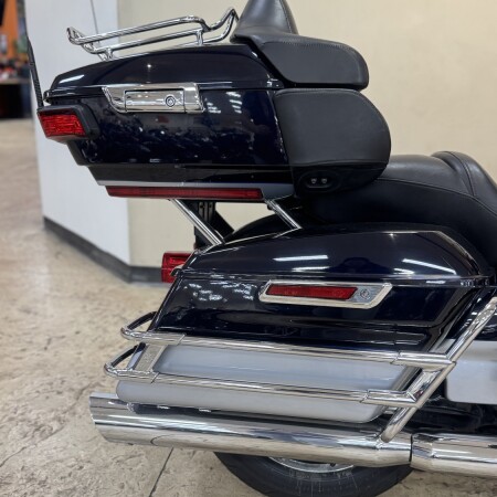 2019 Harley-Davidson<sup>®</sup> Ultra Limited Low Midnight Blue/Barracuda Silver FLHTKL thumb 0
