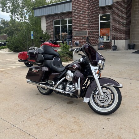 2005 Harley-Davidson® Electra Glide® Ultra Classic® Vivid Black thumb 3