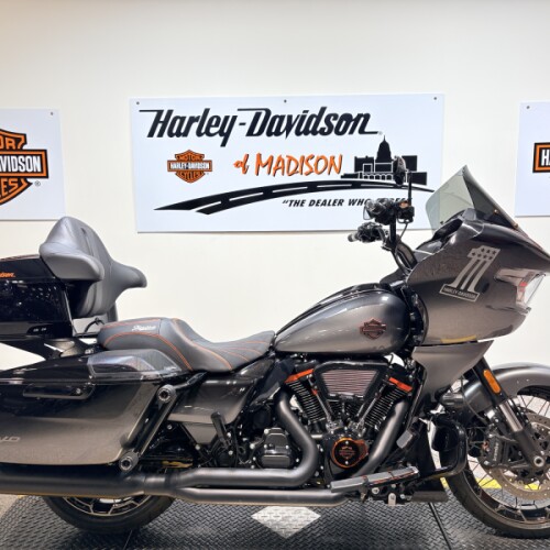 2025 FLTRXSE Harley-Davidson® CVO™ Road Glide® Raven Fade 135 Motor thumb 2