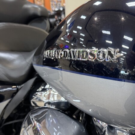 2019 Harley-Davidson<sup>®</sup> Ultra Limited Low Midnight Blue/Barracuda Silver FLHTKL thumb 0