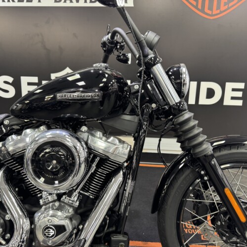 2026 Harley-Davidson® Street Bob® Vivid Black Chrome Laced Wheels thumb 2