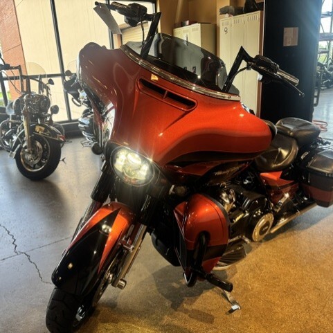 2017 Harley Davidson CVO Street Glide FLHXSE thumb 1