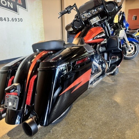 2017 Harley Davidson CVO Street Glide FLHXSE thumb 2