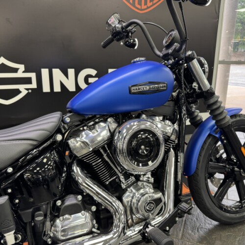 2026 Harley-Davidson® Street Bob® Aurora Blue Denim Chrome Cast Wheels thumb 1