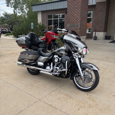 2014 Harley-Davidson® Ultra Limited CUSTOM SILVER AND CARBON thumb 3