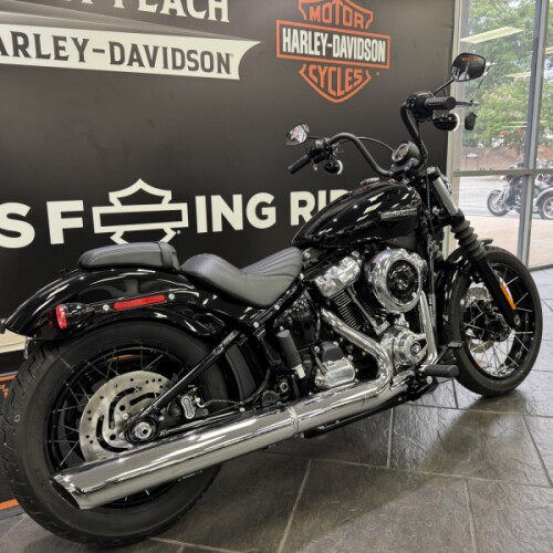2026 Harley-Davidson® Street Bob® Vivid Black Chrome Laced Wheels thumb 0